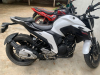 White Yamaha FZ25