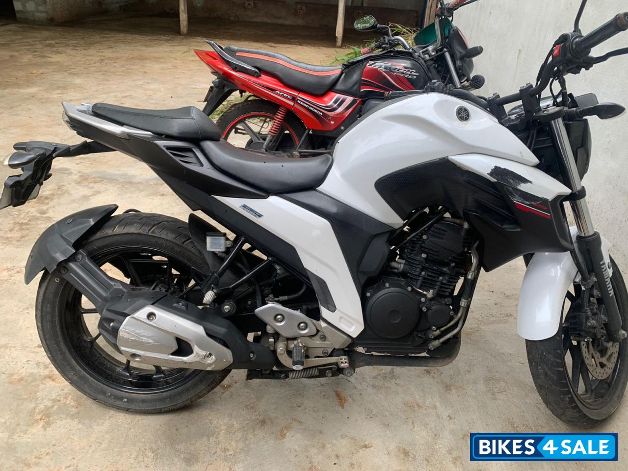 White Yamaha FZ25