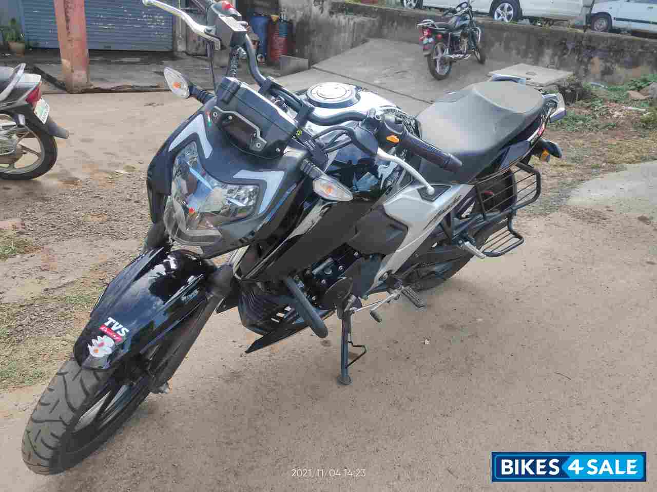 Black TVS Apache RTR 160 4V