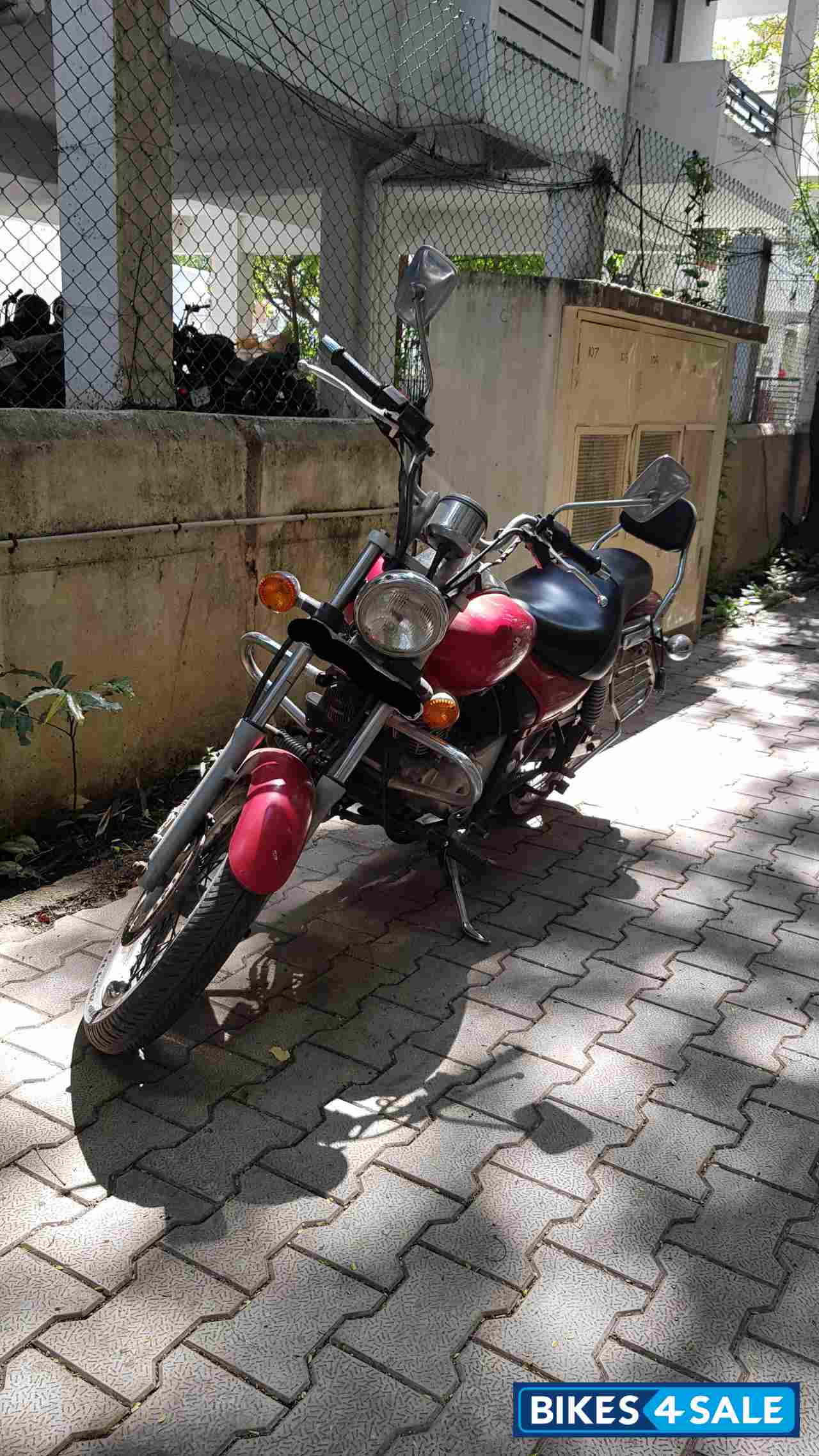 Red Bajaj Avenger 220 DTS-i