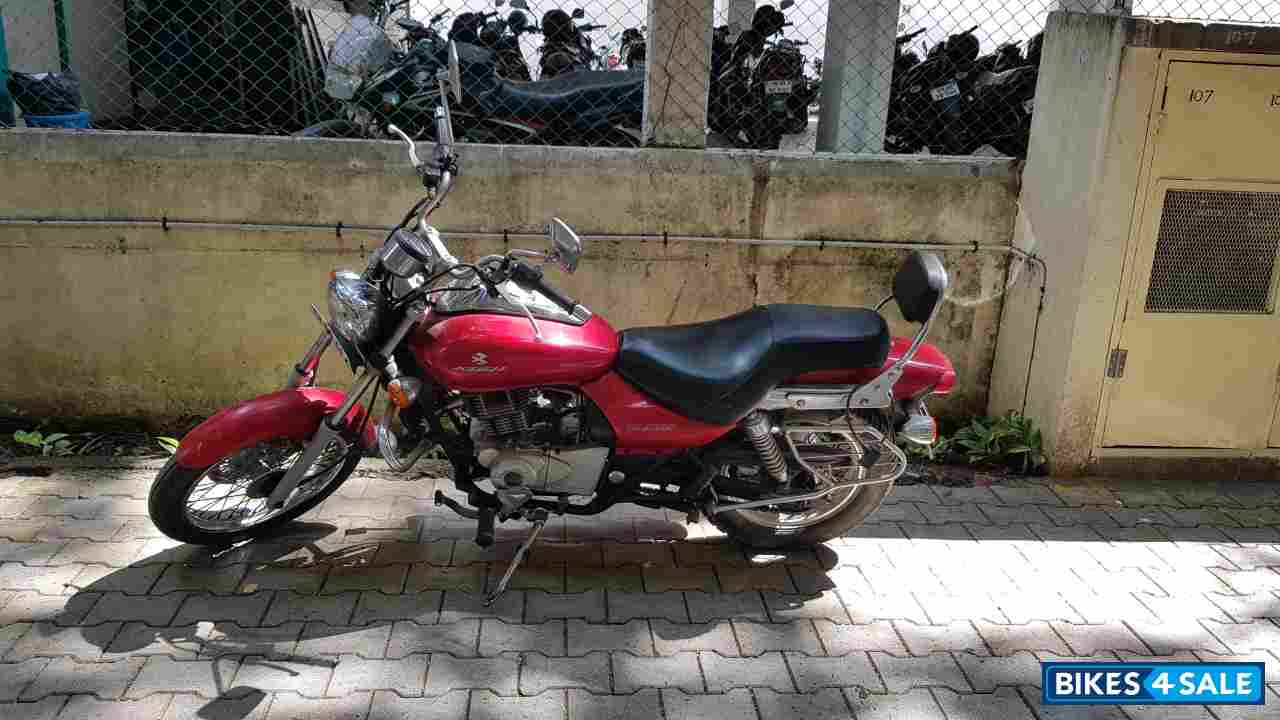 Red Bajaj Avenger 220 DTS-i