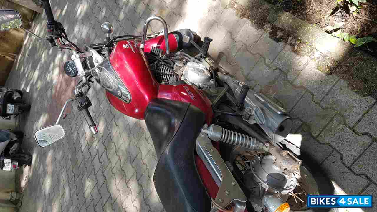 Red Bajaj Avenger 220 DTS-i