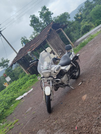 White Bajaj Avenger Cruise 220 BS6