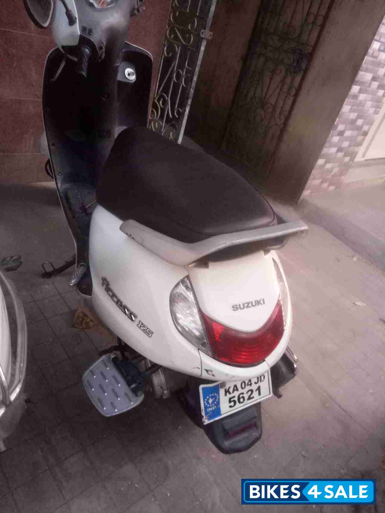White Suzuki Access 125