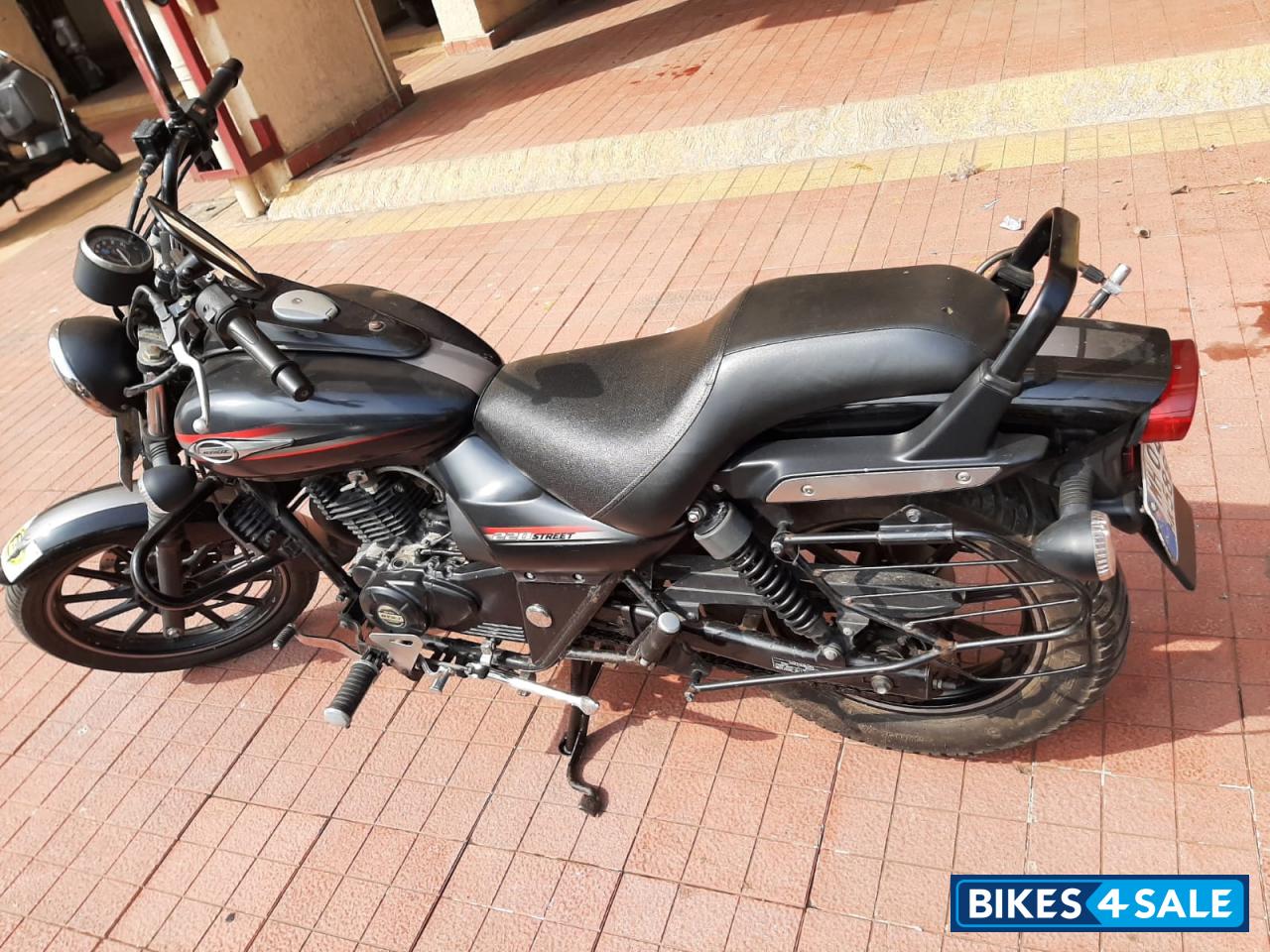 Matte Black Bajaj Avenger Street 220