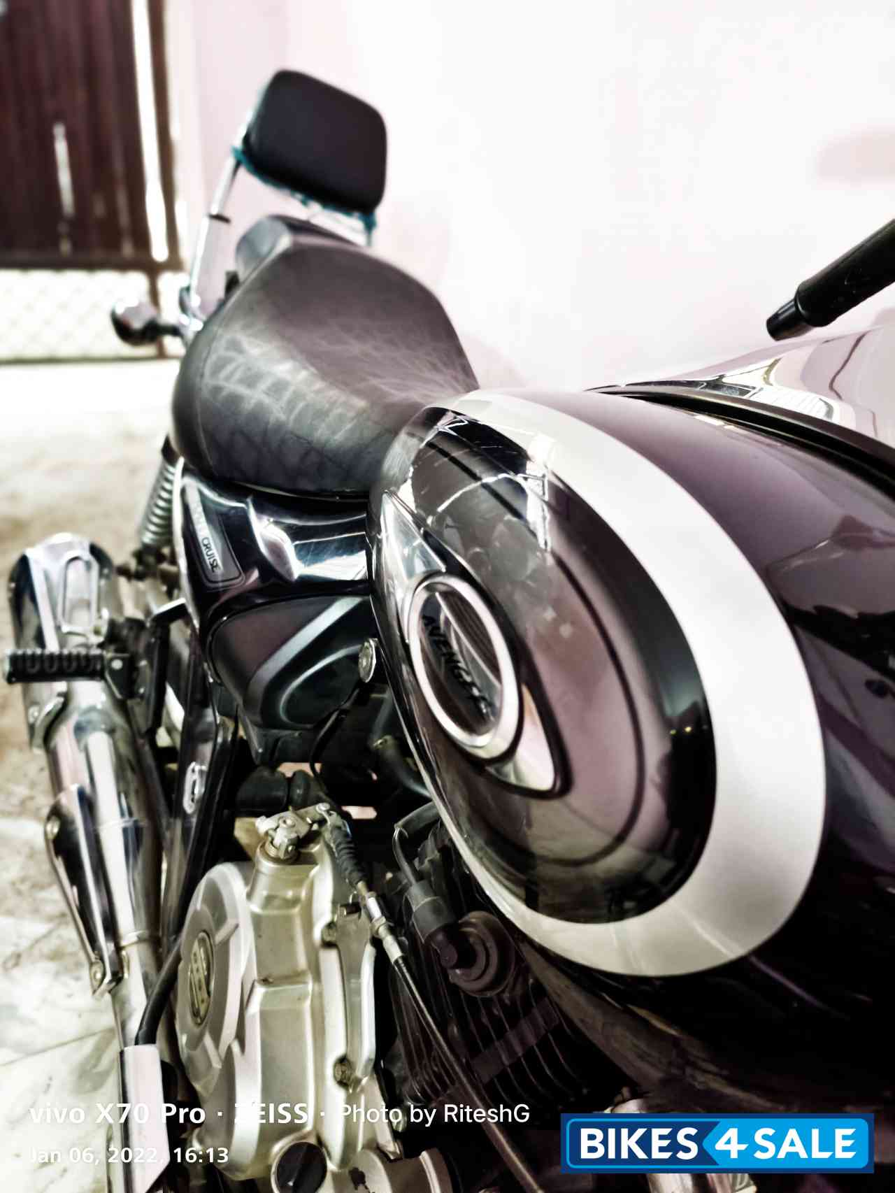 Black Bajaj Avenger Cruise 220