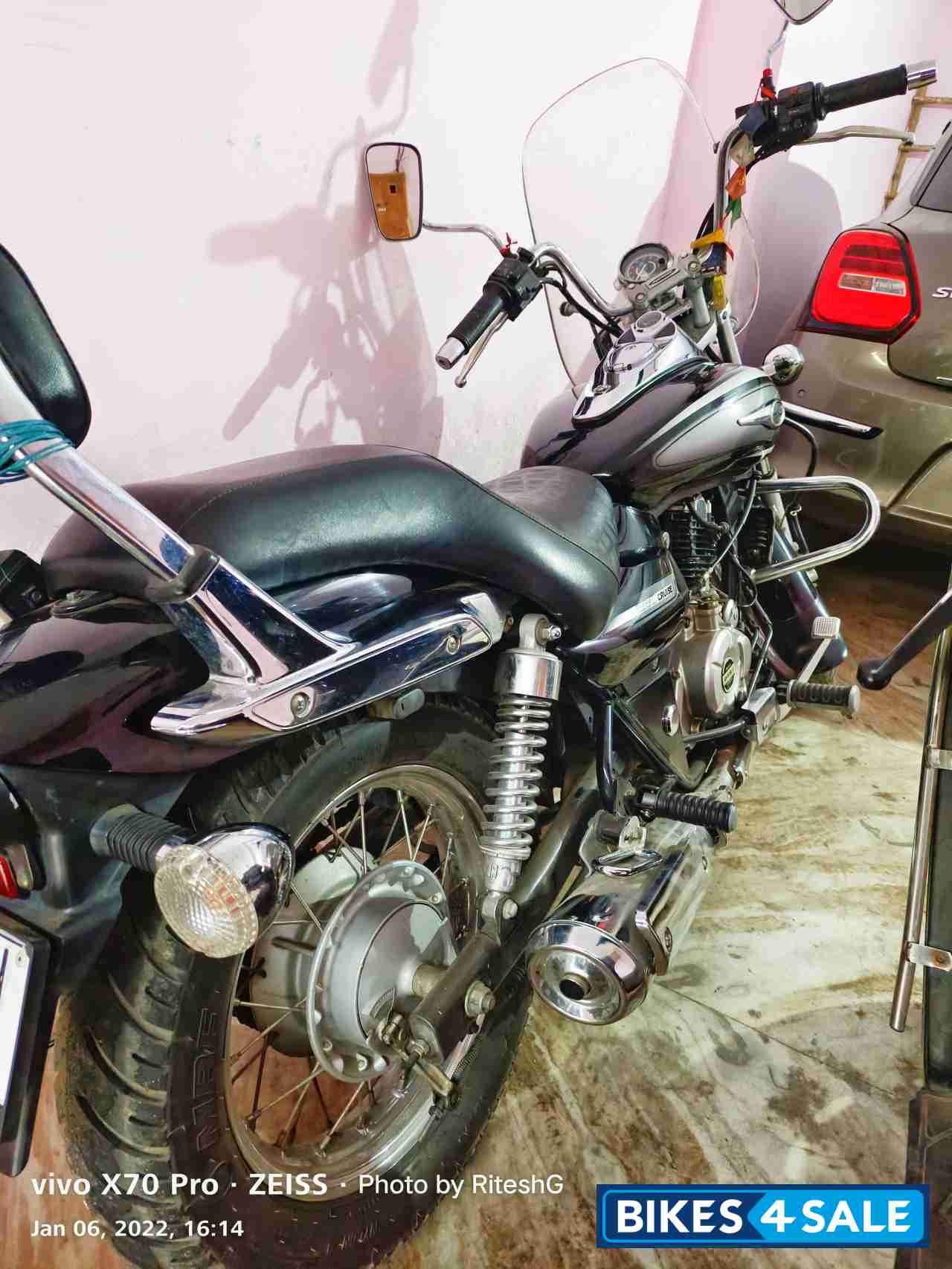 Black Bajaj Avenger Cruise 220