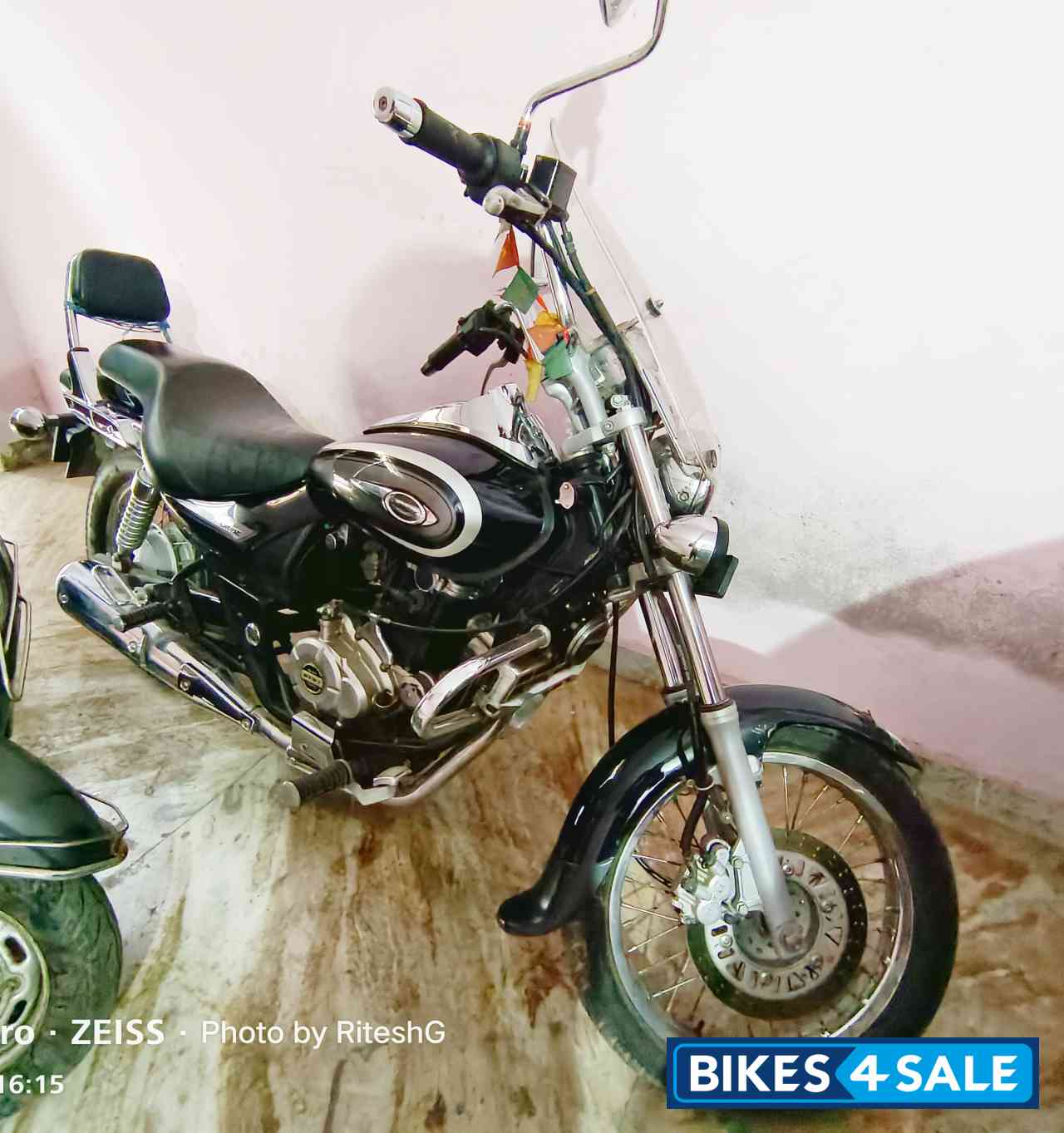 Black Bajaj Avenger Cruise 220