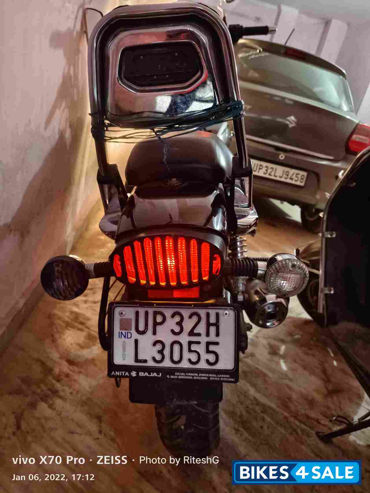 Black Bajaj Avenger Cruise 220