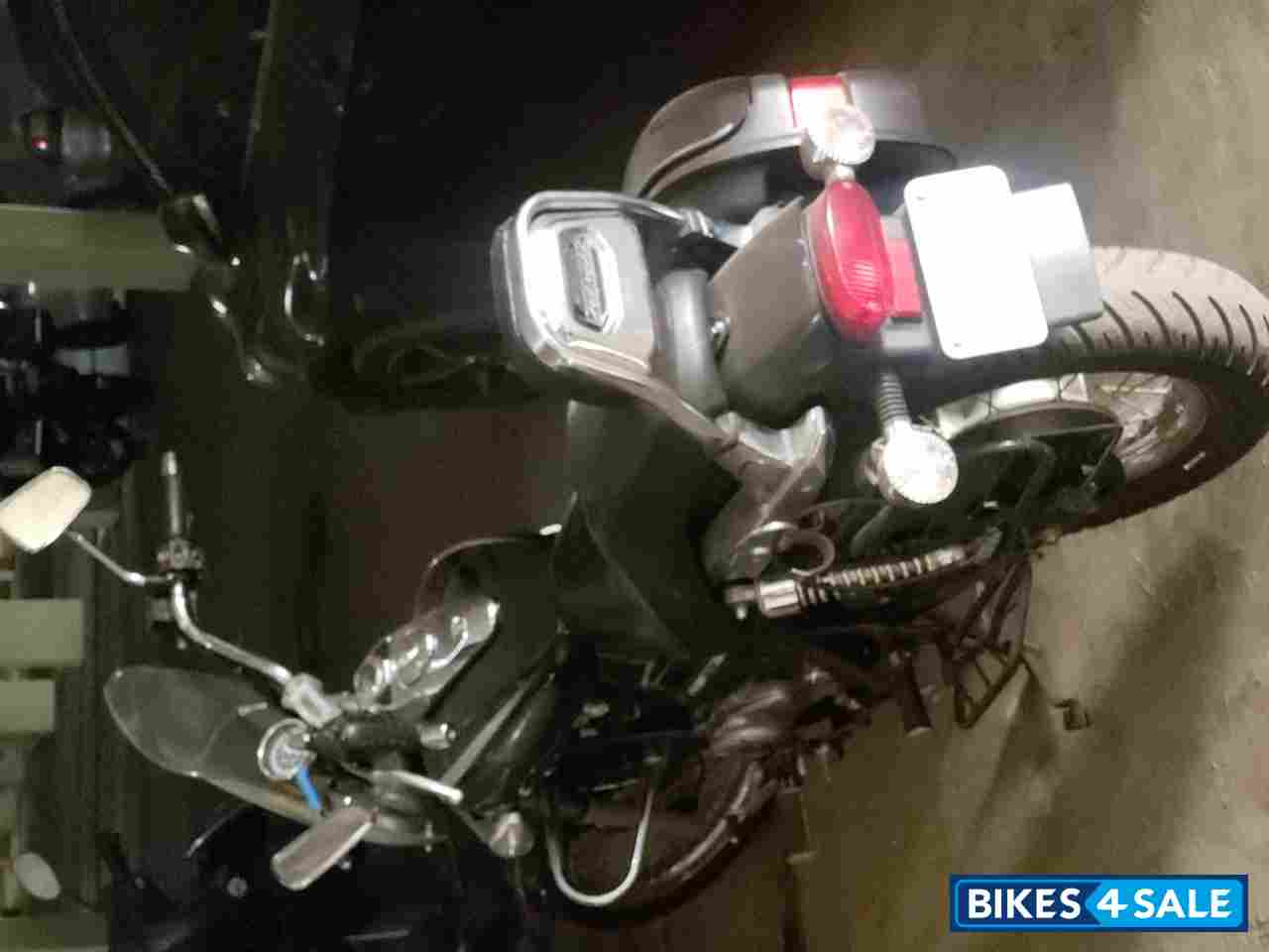 Black Bajaj Avenger Cruise 220