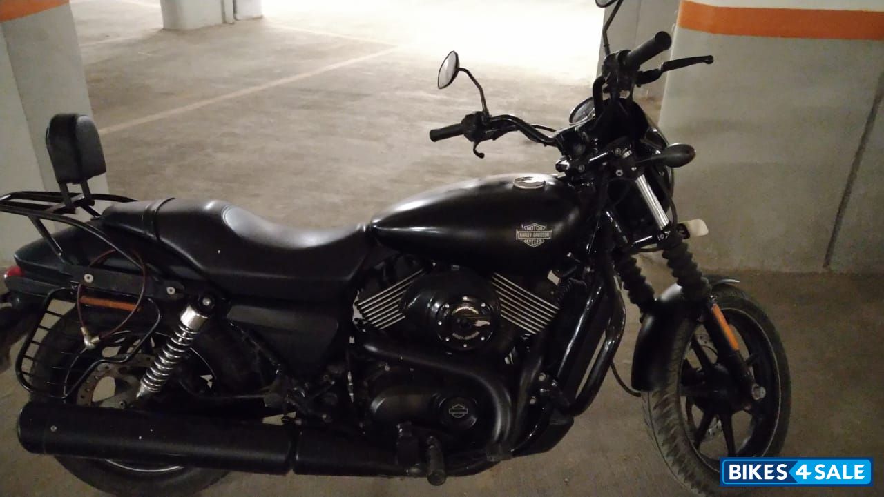 Black Harley Davidson Street 750