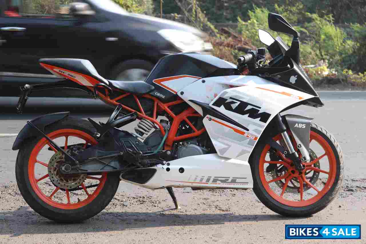 White KTM RC 390
