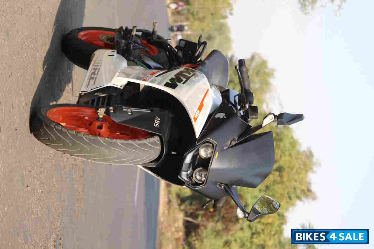 White KTM RC 390