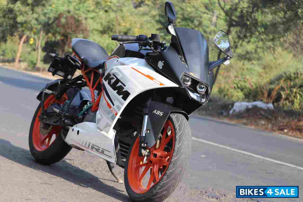 White KTM RC 390