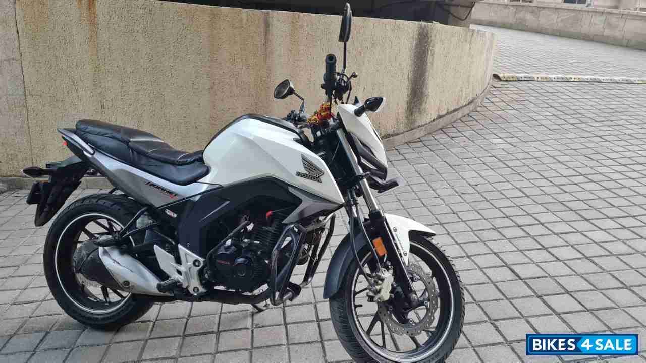 White Honda CB Hornet 160R