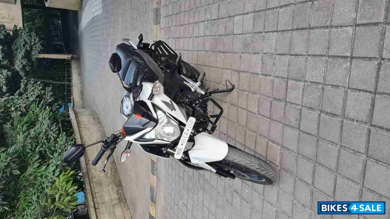 White Honda CB Hornet 160R