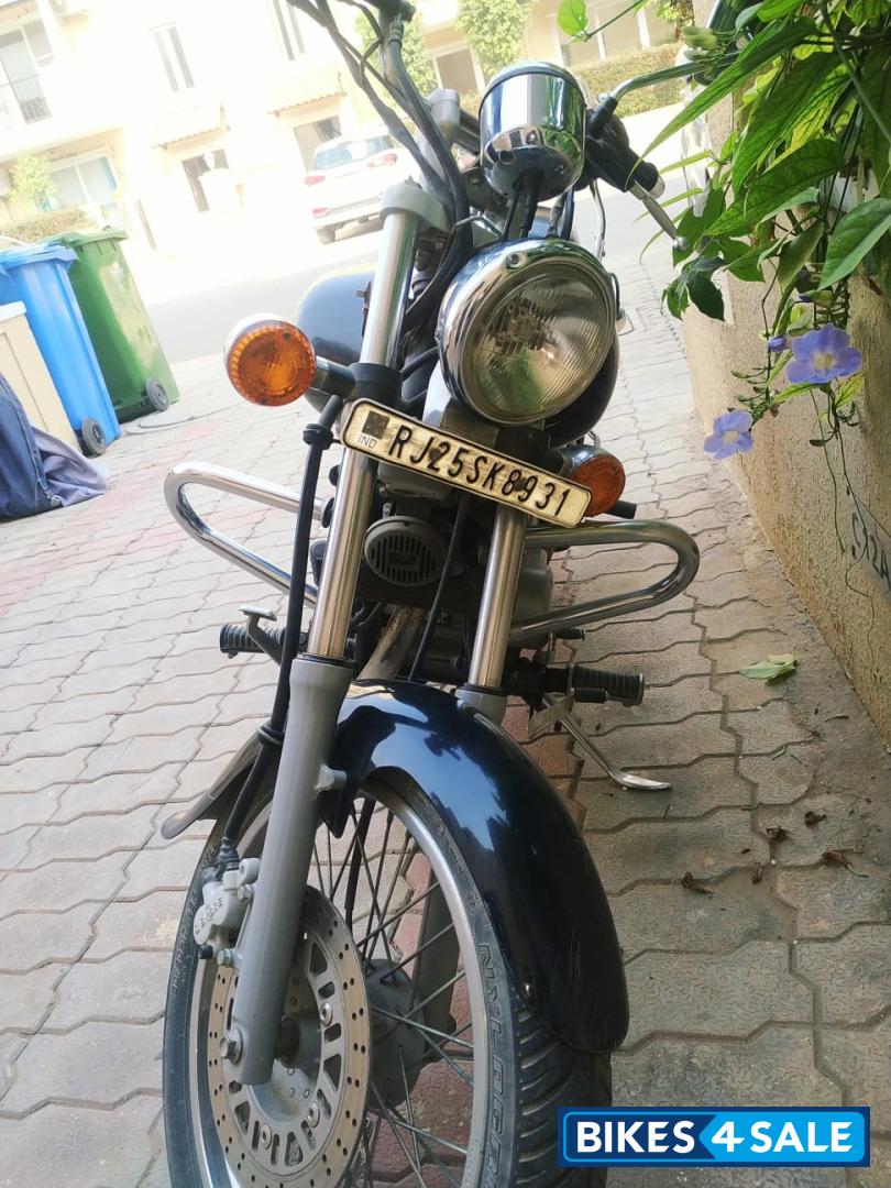 Black Bajaj Avenger 220 DTS-i Black Bajaj Avenger 220 DTS-i