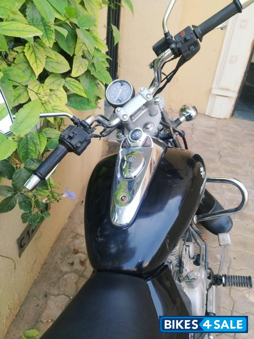 Black Bajaj Avenger 220 DTS-i Black Bajaj Avenger 220 DTS-i