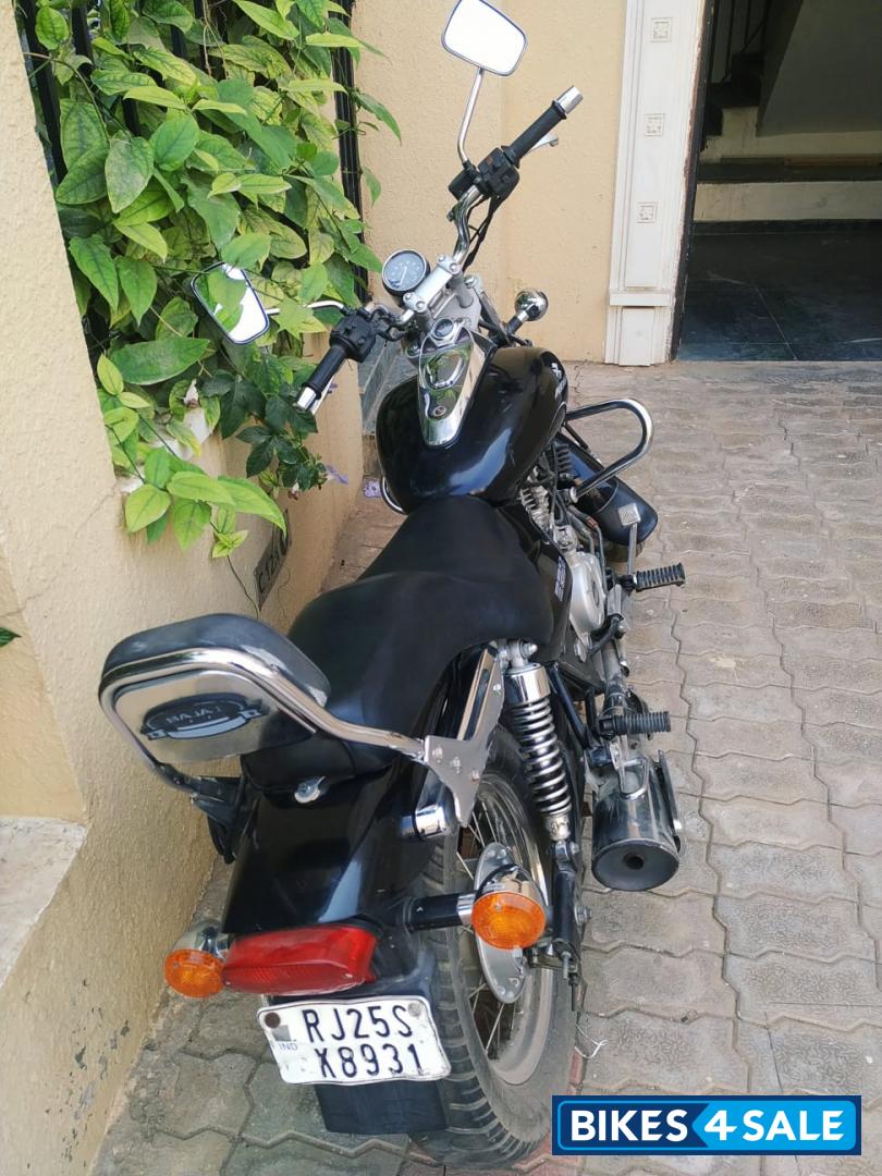 Black Bajaj Avenger 220 DTS-i Black Bajaj Avenger 220 DTS-i