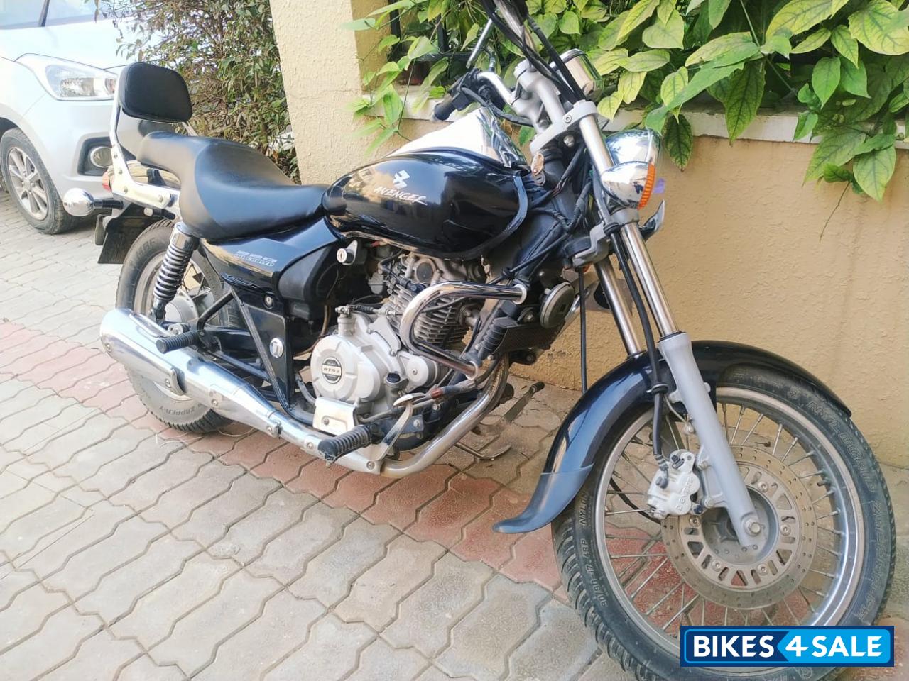 Black Bajaj Avenger 220 DTS-i Black Bajaj Avenger 220 DTS-i