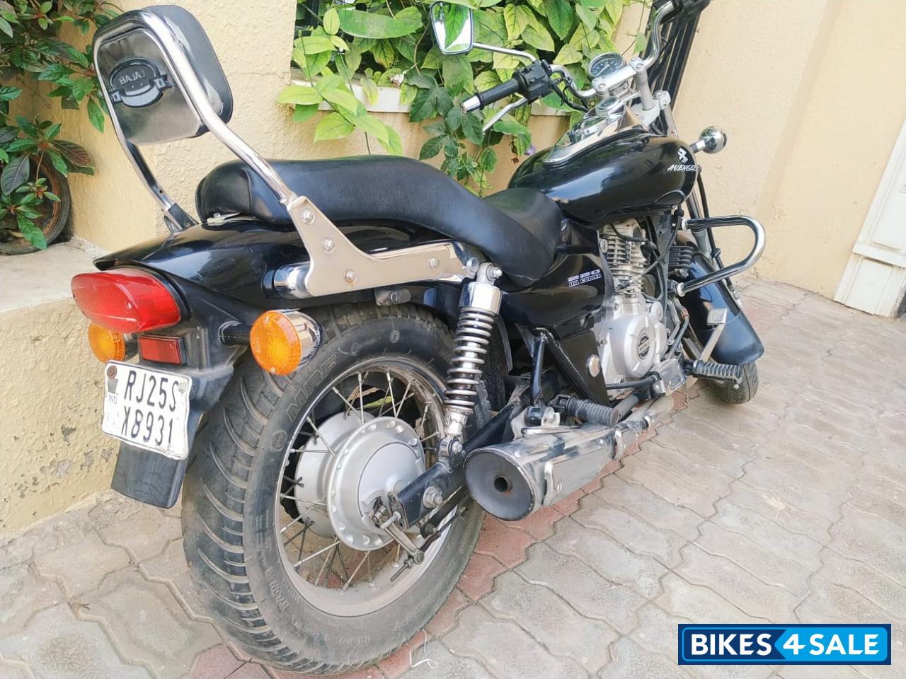 Black Bajaj Avenger 220 DTS-i Black Bajaj Avenger 220 DTS-i