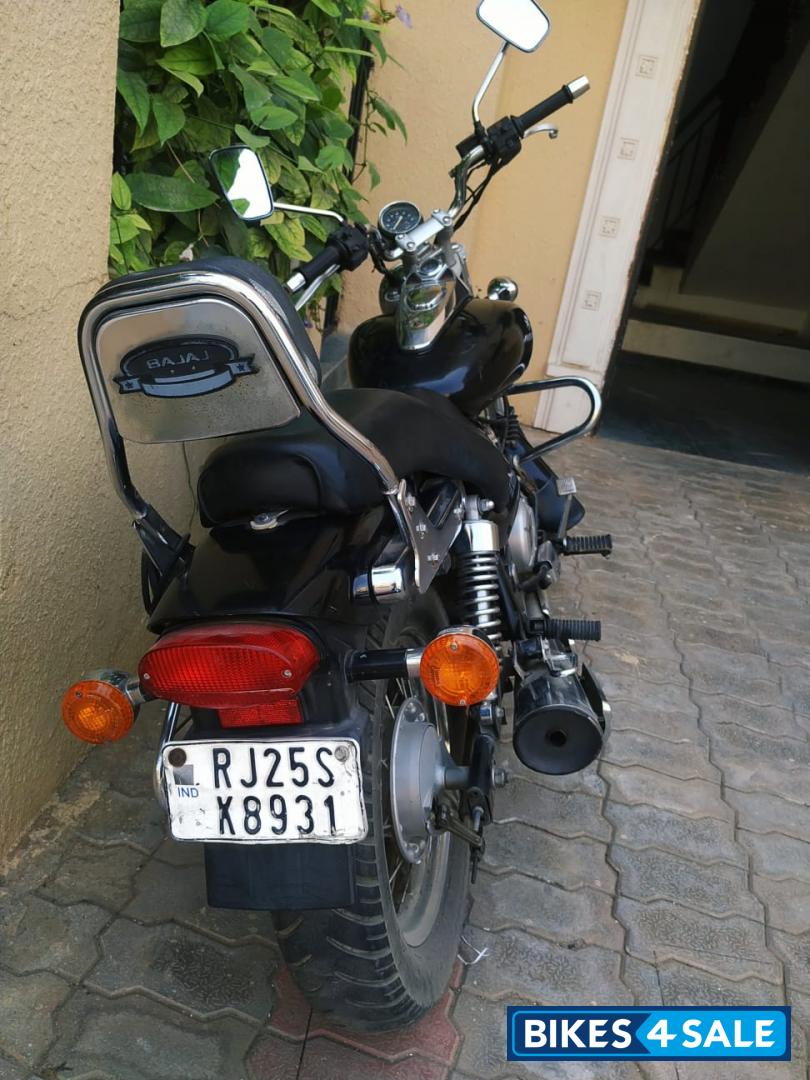 Black Bajaj Avenger 220 DTS-i Black Bajaj Avenger 220 DTS-i