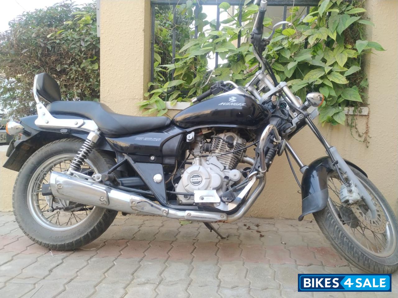 Black Bajaj Avenger 220 DTS-i Black Bajaj Avenger 220 DTS-i