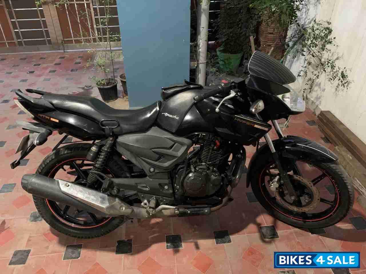 Black TVS Apache RTR 160