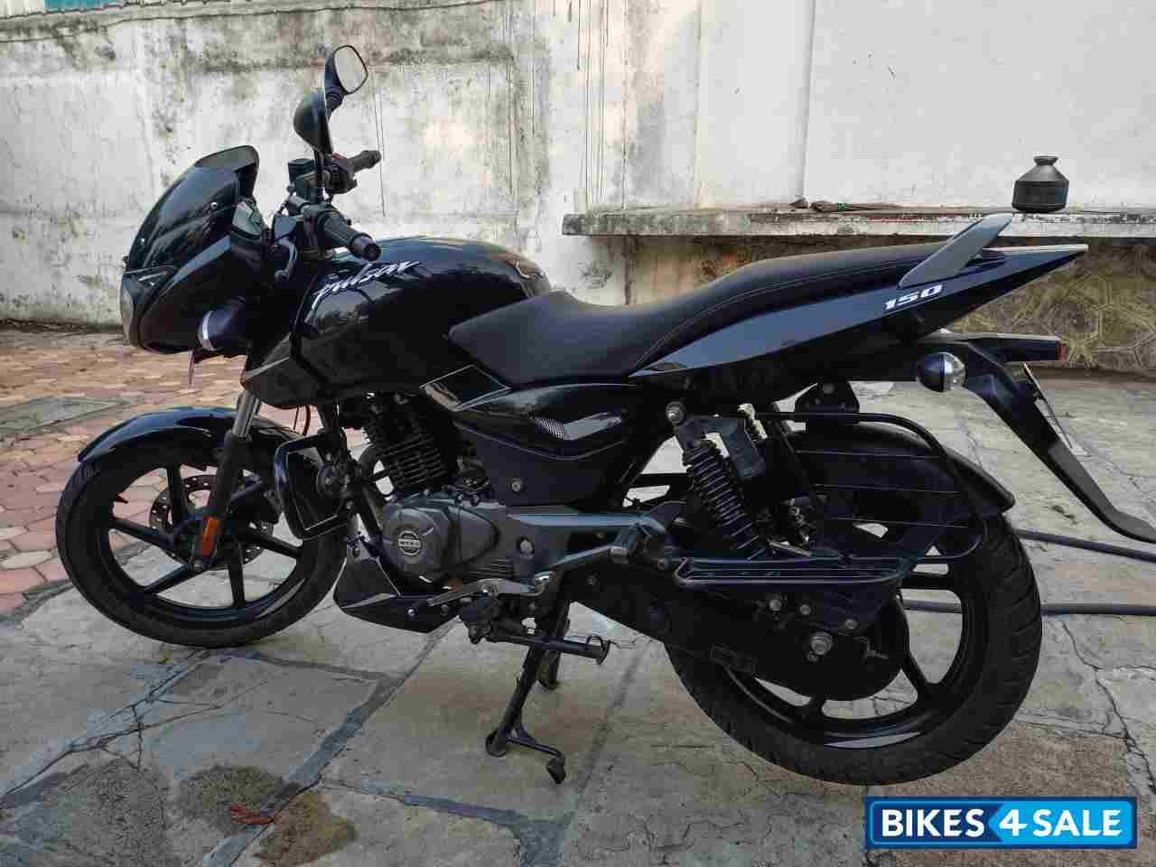 Black Bajaj Pulsar 150 BS6