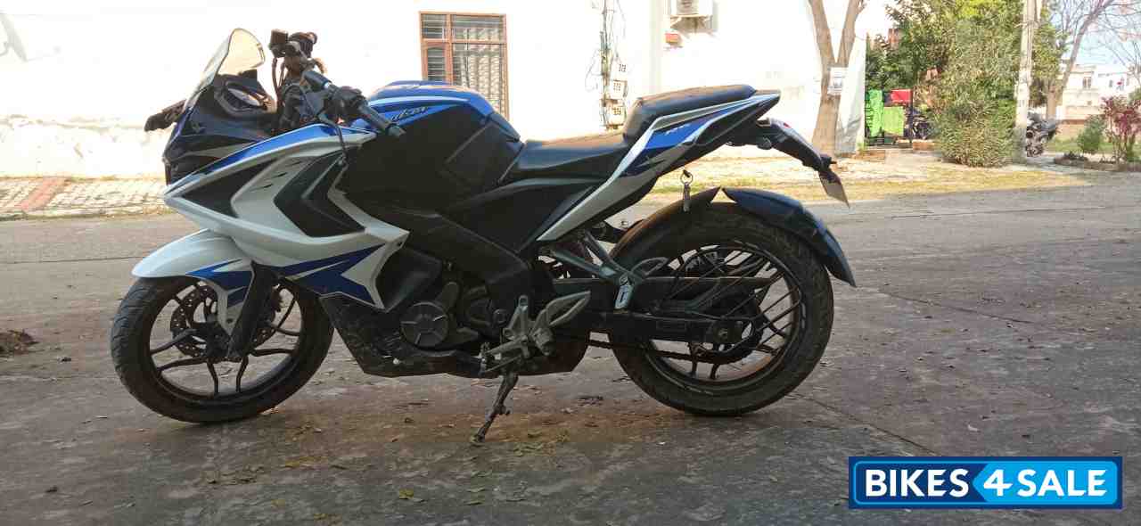 Blue Bajaj Pulsar RS 200