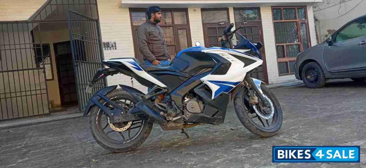 Blue Bajaj Pulsar RS 200