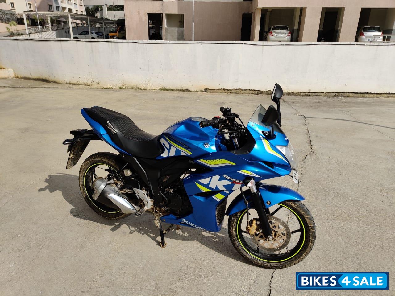 Blue Suzuki Gixxer SF