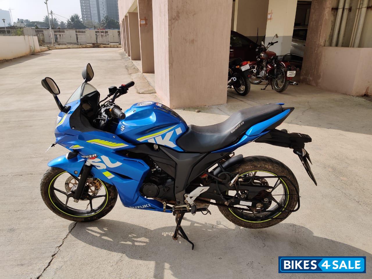 Blue Suzuki Gixxer SF