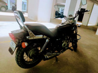 Black Bajaj Avenger 220 DTS-i