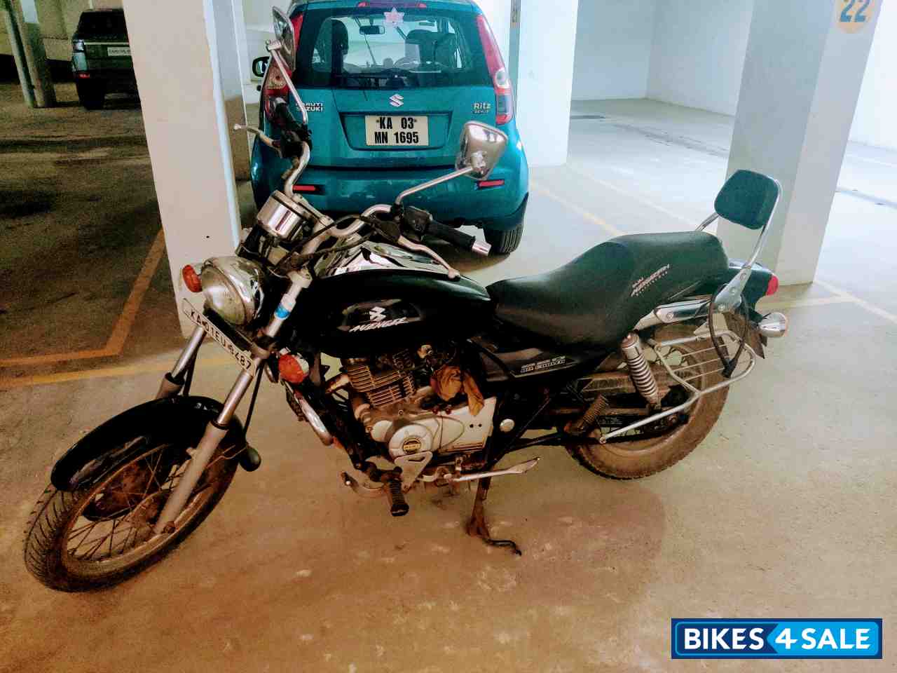Black Bajaj Avenger 220 DTS-i