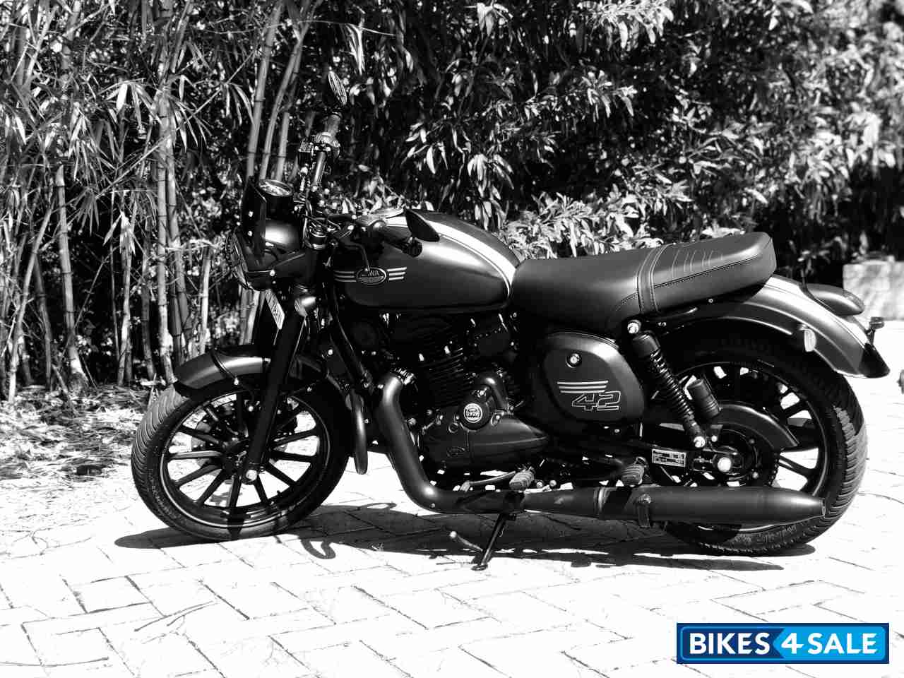 Full Black Jawa forty two BS6