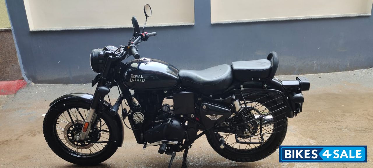 Jet Black Royal Enfield Bullet 350 ES BS6