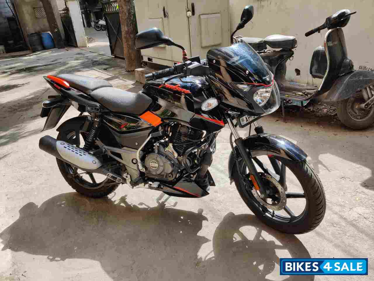 Bajaj Pulsar 125 Split Seat