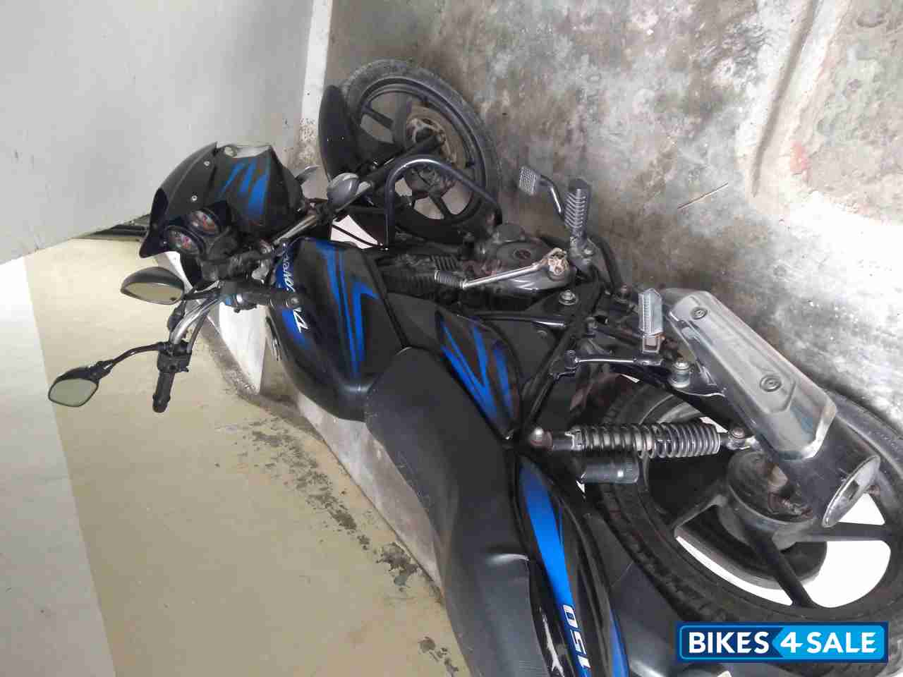 Black Bajaj Discover DTSi 150