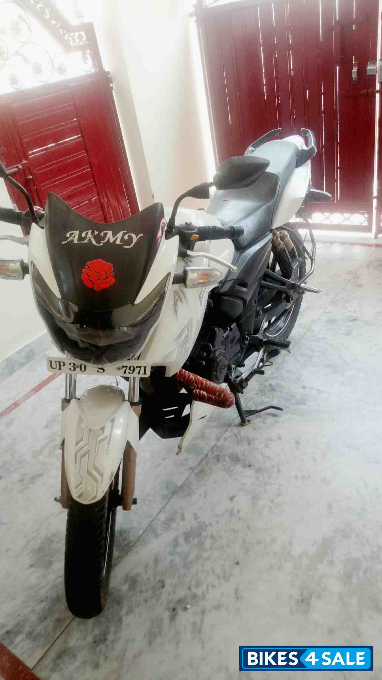 White TVS Apache RTR 180