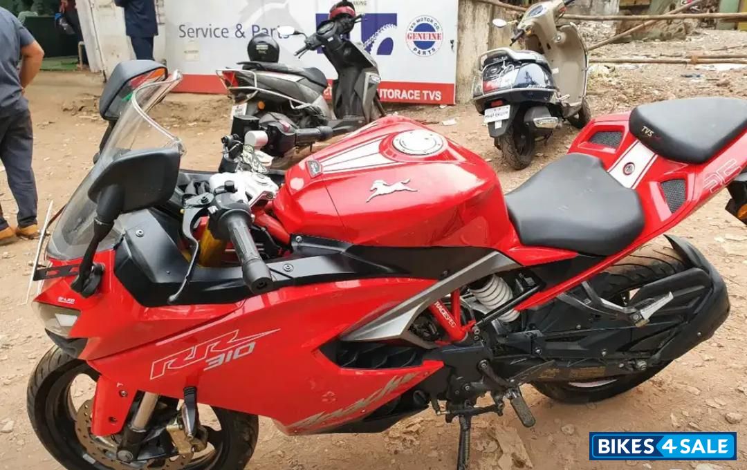 Red TVS Akula 310 Red TVS Akula 310