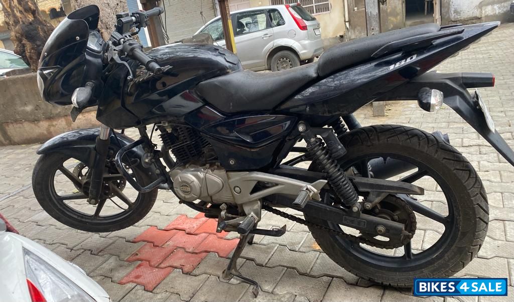 Black Bajaj Pulsar 180 DTSi