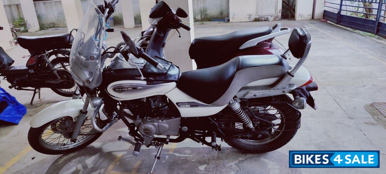 White Bajaj Avenger Cruise 220