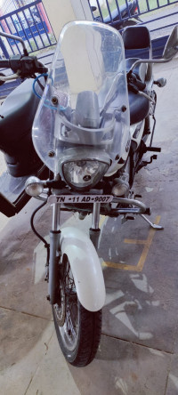 White Bajaj Avenger Cruise 220