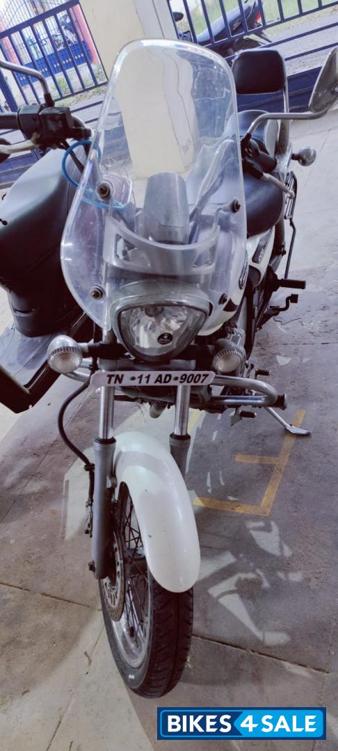 White Bajaj Avenger Cruise 220 White Bajaj Avenger Cruise 220