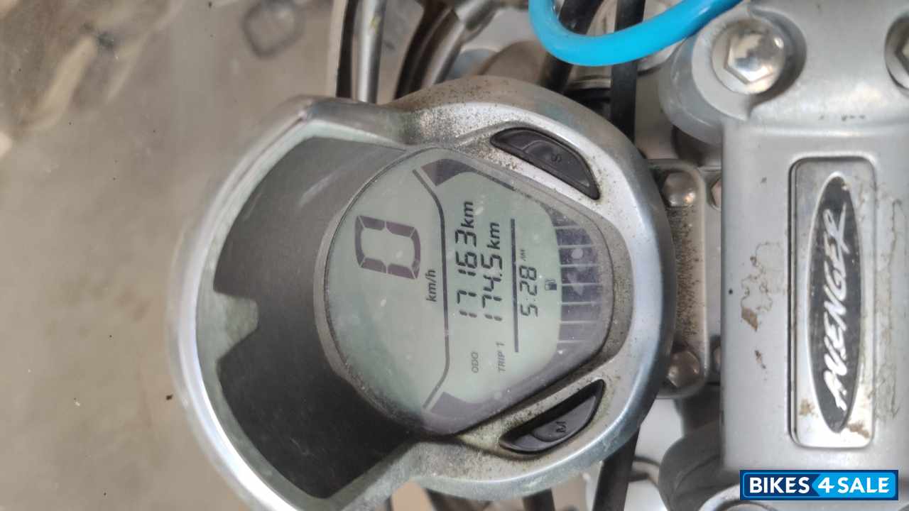 White Bajaj Avenger Cruise 220 White Bajaj Avenger Cruise 220