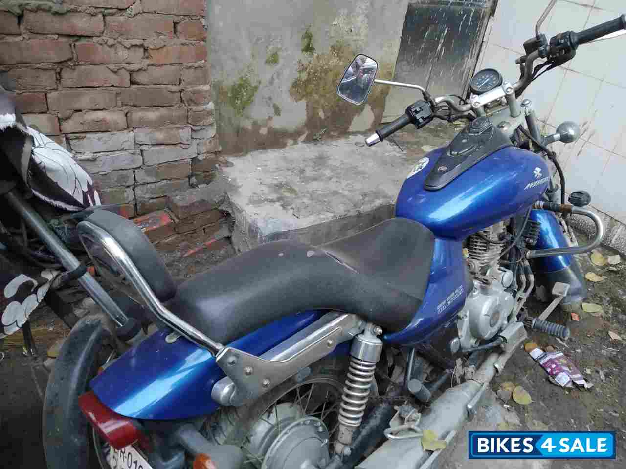 Plasma Blue Bajaj Avenger 220 DTS-i