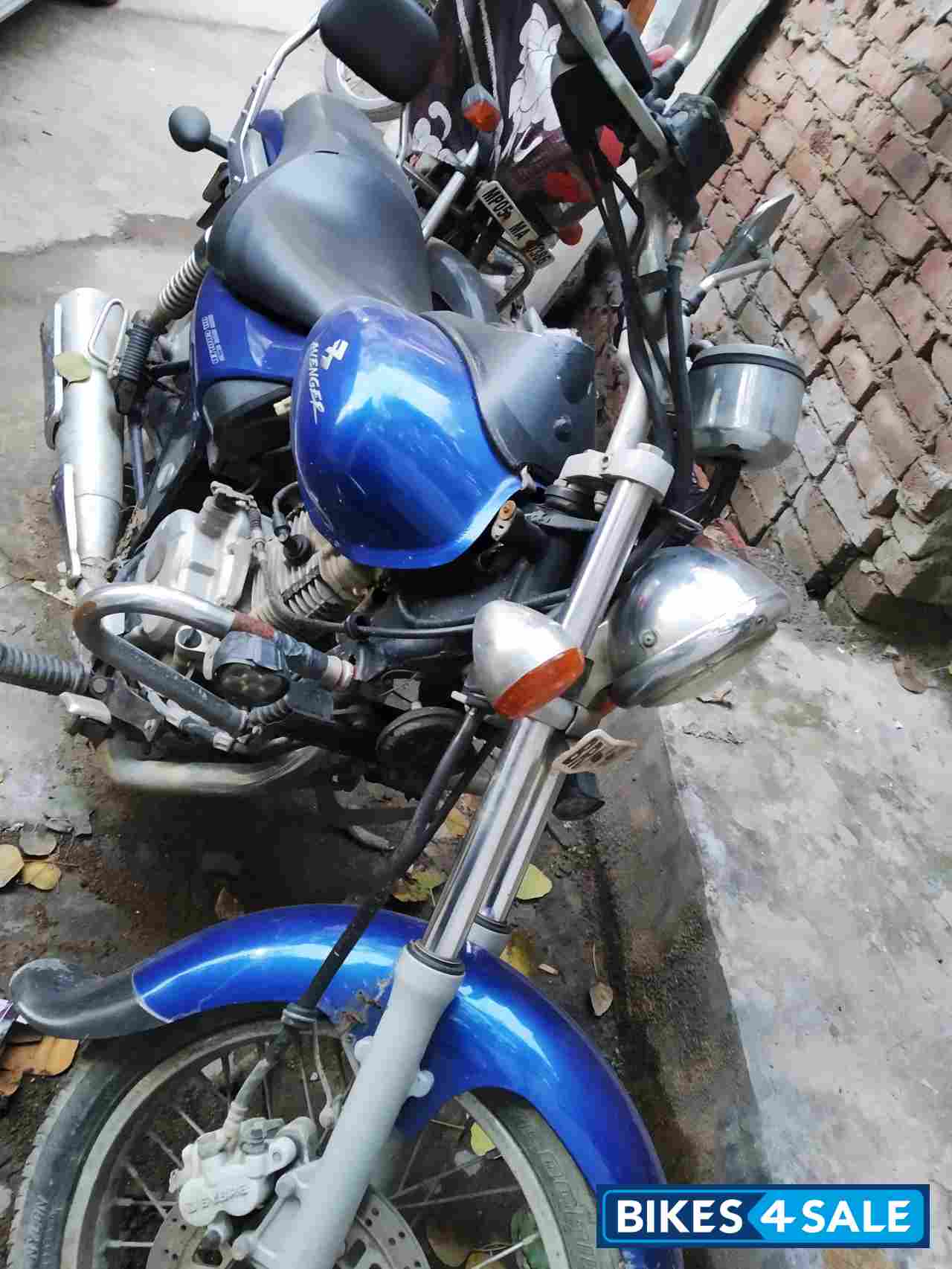 Plasma Blue Bajaj Avenger 220 DTS-i Plasma Blue Bajaj Avenger 220 DTS-i