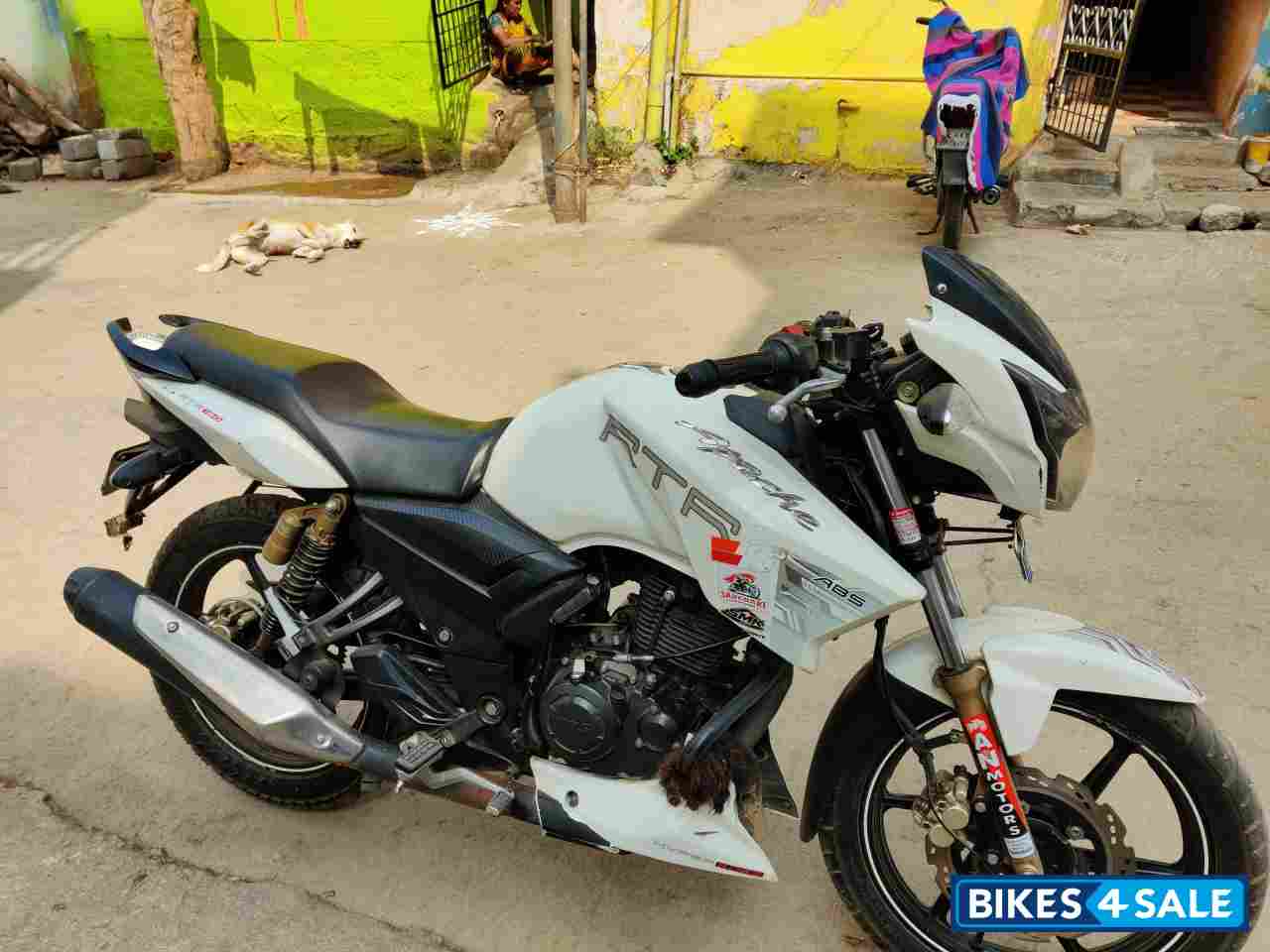 White TVS Apache RTR 180 ABS