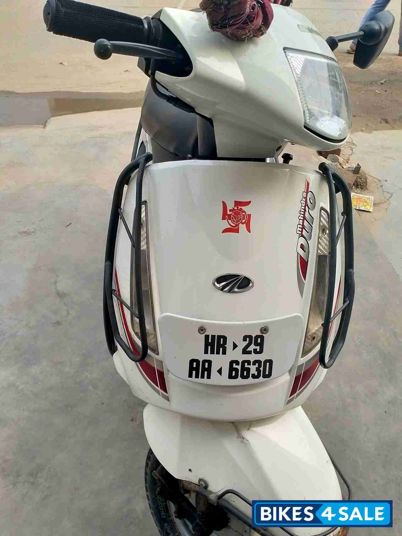 White Mahindra Duro
